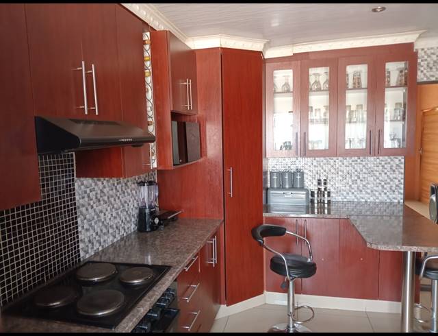 4 BEDROOM HOUSE FOR SALE IN LAKESIDE